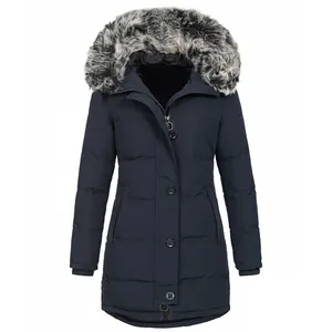 Vista dettagliata del parka invernale con cappuccio blu navy da donna con bordo in ecopelliccia
