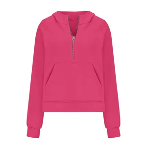 Dettaglio di una felpa rosa con cappuccio e mezza zip da donna vestibilità corta