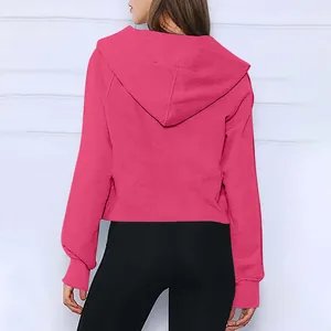Vista posteriore della felpa corta in pile rosa da donna con cappuccio e maniche raglan