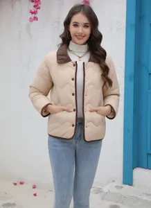 Detailansicht einer beigen Steppjacke mit braunem Cordkragen an einem weiblichen Model
