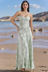 Elegantes hellgrünes Maxi-Trägerkleid mit Blumenmuster ideal für den Sommer am Strand