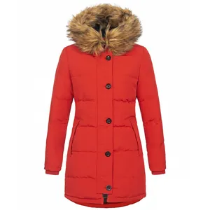 Vista frontale di un parka rosso da donna con cappuccio in pelliccia sintetica e vestibilità slim