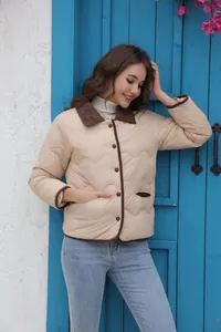 Detailansicht einer schicken leichten Damen-Steppjacke mit braunem Kragen im Freien