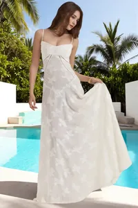 Elegantes weißes Maxikleid mit Schmetterlingsmuster, ideal für den Sommerurlaub.