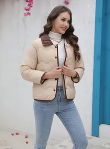 Nahaufnahme der beigefarbenen Steppjacke mit braunem Cordkragen und modischen Details