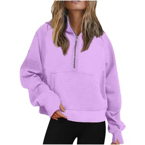 Dettaglio di una felpa scuba color lavanda con mezza zip, cappuccio e tasca a marsupio