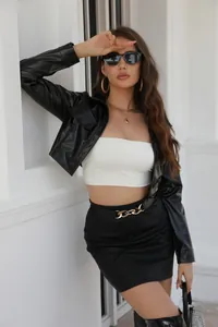 Veste courte en similicuir noir à la mode avec col à revers et boutonnière sur le devant