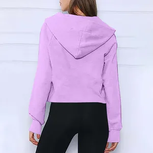 Vista posteriore di una felpa corta con cappuccio scuba lavanda da donna in pile morbido