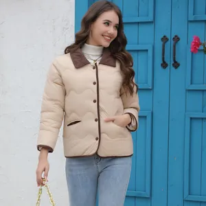 Detailansicht einer beigen, leicht gesteppten Damenjacke mit braunem Cord-Kragen