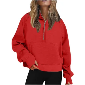 Vista dettagliata della felpa rossa con cappuccio in pile con mezza zip e vestibilità oversize