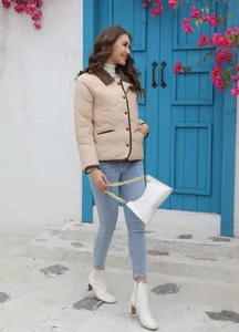Elegante beige gesteppte Leichtjacke für Damen mit kontrastierendem Kragendetail.