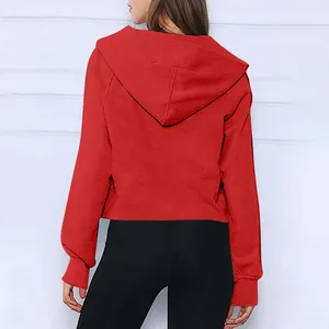 Vista posteriore di una felpa corta con cappuccio in pile rosso per sportivo donna