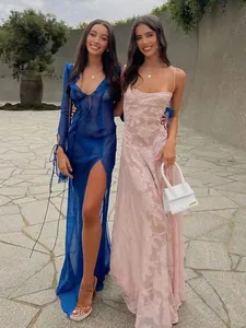 Elegante abito lungo trasparente a fiori per vacanze al mare e feste estive di tendenza