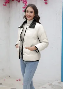 Detailaufnahme von schwarzem Cordkragen und Wellensteppung an der weißen Steppjacke