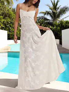 Abito lungo bianco con spalline sottili e ricami a farfalla per vacanze estive al mare
