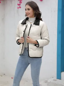 Detailansicht der cremeweiß gesteppten Damenjacke mit grünem Kordkragen im Wellendesign