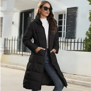 Manteau bouffant noir à capuche mi-long et cintré pour femme, veste d'hiver chaude et chic.