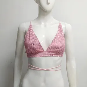 Dettaglio del top bikini con paillettes rosa e spalline regolabili incrociate in vita
