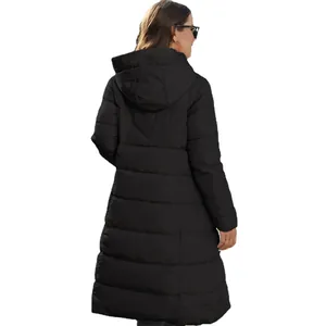 Manteau matelassé long noir à capuche pour femme, coupe ajustée, vue de dos