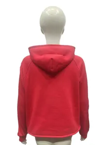 Vista posteriore dettagliata di una felpa corta in pile rossa da donna con cappuccio rilassato.