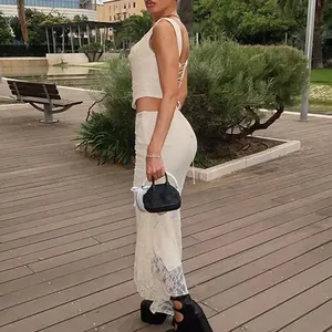 Elegante conjunto de dos piezas con top corto de encaje y falda larga a juego al aire libre