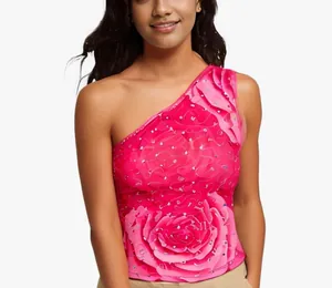 Detail van roze one-shoulder top met rozenprint en fonkelende strass-steentjes