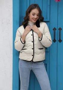 Elegante leichte Damen-Steppjacke mit schwarzen Paspeln und dekorativem Wellenmuster
