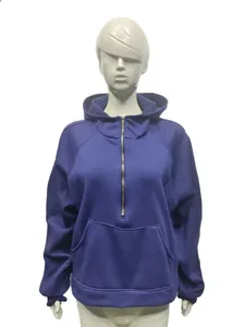 Dettaglio di una felpa con cappuccio blu a mezza zip per yoga da donna con ampia tasca