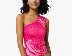 Detailweergave van een roze top met één schouder, 3D-rozenprint en mooie strassteentjes.