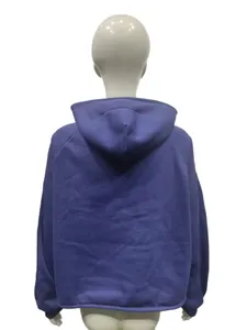 Vista posteriore di una felpa viola corta e larga con cappuccio su un manichino