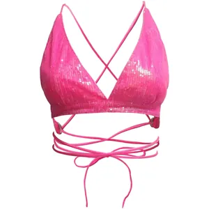 Vista dettagliata del top bikini con paillettes rosa con eleganti spalline incrociate