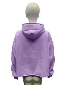 Vista posteriore di una felpa con cappuccio corta e ampia color lavanda