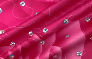 Gedetailleerd macrozicht op roze bedrukte stof versierd met glinsterende zilveren lovertjes