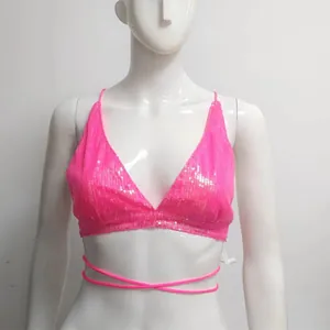 Primo piano del top bikini con paillettes rosa caldo e design sexy con lacci avvolgenti