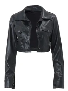Une élégante veste courte en cuir PU noir pour femme avec col à revers et boutons.