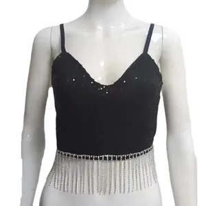 Détail d'un caraco noir à paillettes avec bordure en franges de cristal