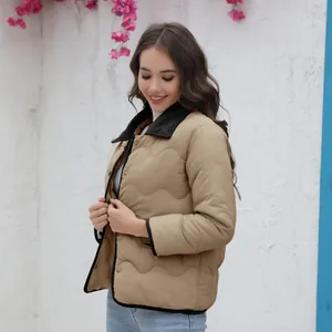 Detailansicht einer leichten khakifarbenen Wellensteppjacke mit schwarzem Cordkragen