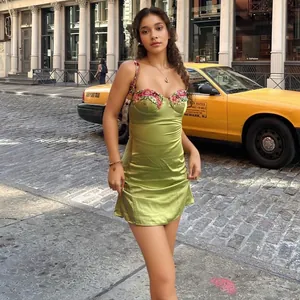 Mini-robe sexy en satin vert citron avec des détails de broderie florale