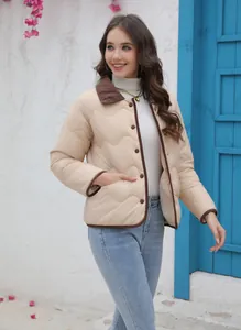Detailansicht einer leichten gesteppten Damenjacke in Beige mit braunem Cordkragen für den Herbst.