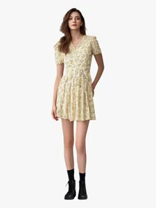 Elegant detail of a floral puff sleeve V-neck French retro dress on a fashion model