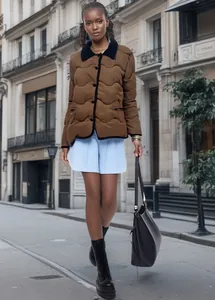 Streetstyle-Ansicht einer braunen, wellenförmig gesteppten Leichtjacke mit schwarzem Kragen