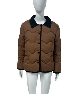 Braune leichte Damen Steppjacke mit Wellenmuster und schwarzem Kontrastkragen