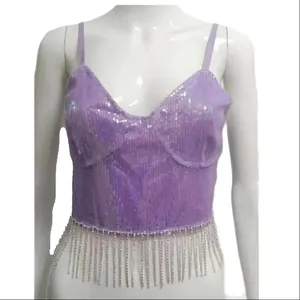 Vue détaillée d'un haut court à paillettes violettes avec ourlet à franges cristal.