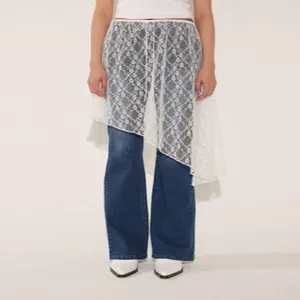 Gonna a strati asimmetrica in pizzo floreale bianco per outfit casual di tendenza