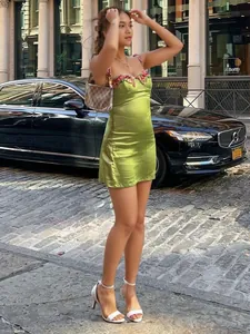 Robe mini élégante en satin vert avec broderie florale, style de vacances moulant