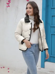 Elegante giacca trapuntata bianca con colletto a contrasto nero e profili per stile autunno.
