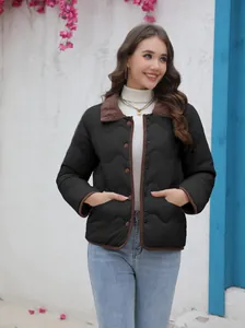 Elegante giacca trapuntata leggera nera da donna con colletto in velluto marrone