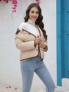 Elegante giacca trapuntata beige da donna, perfetta per outfit primaverili e autunnali.