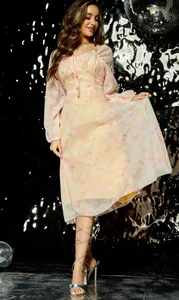 Detalle de un elegante vestido floral vintage de manga larga con una silueta de hada