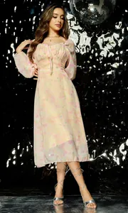 Detalle de un vestido de hada floral retro francés de manga larga para primavera y verano